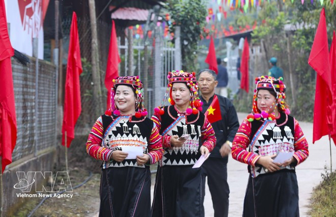 Votantes de etnia minoriatria de Ha Nhi en la provincia montañosa norteña de Dien bien. (Foto: VNA)