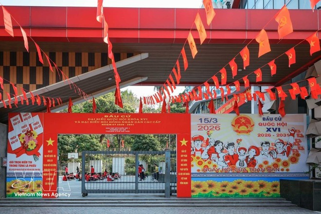 La Escuela Secundaria Chu Van An, que sirve como Centro de Votación Número 1 en el distrito de Tay Ho de Hanoi, está decorada con banderas nacionales, carteles y pancartas para conmemorar el día de las elecciones. (Foto: VNA)