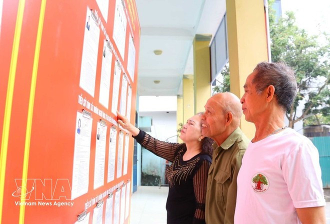 Los votantes de la comuna de O Dien, Hanoi, miran las listas de candidatos para la XVI Legislatura del Parlamento y los Consejos del Pueblo en todos los niveles para el mandato 2026-2031. (Foto: VNA)
