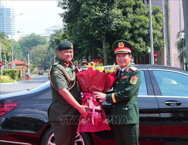 El general Nguyen Tan Cuong (derecha) da la bienvenida al mayor general Dato Paduka Seri Faji Muhammad Haszaimi Bin Bol Hassan. (Foto: VNA) El general Nguyen Tan Cuong (derecha) da la bienvenida al mayor general Dato Paduka Seri Faji Muhammad Haszaimi Bin Bol Hassan. (Foto: VNA)