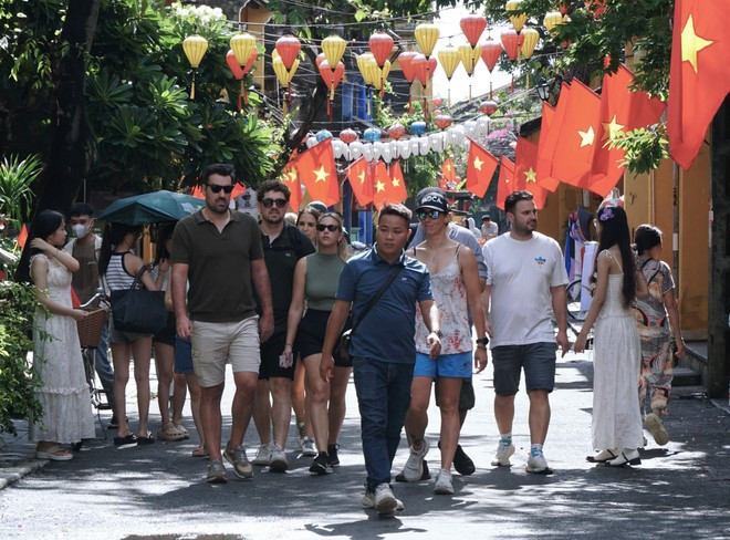 Tusitas extranjeros visitan el casco antiguo de Hoi An (Foto: VNA) Tusitas extranjeros visitan el casco antiguo de Hoi An (Foto: VNA)