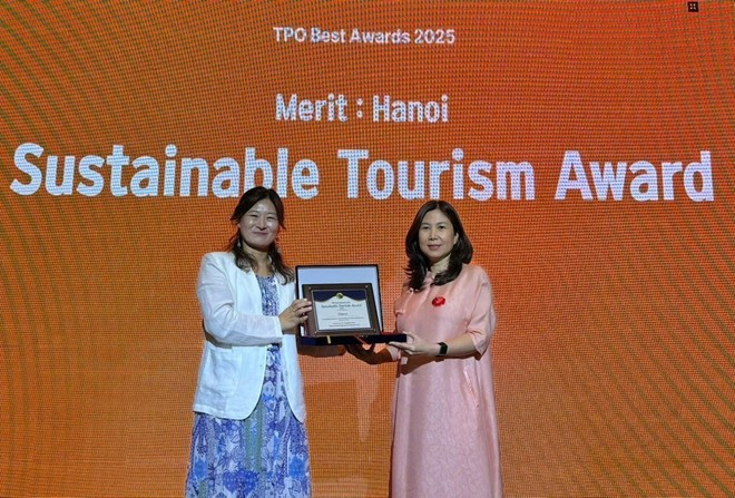 La directora del Departamento de Turismo de Hanoi, Dang Huong Giang (derecha), recibe el premio "Turismo Sostenible 2025" de la Organización de Promoción Turística para Ciudades Globales (TPO). La directora del Departamento de Turismo de Hanoi, Dang Huong Giang (derecha), recibe el premio "Turismo Sostenible 2025" de la Organización de Promoción Turística para Ciudades Globales (TPO).