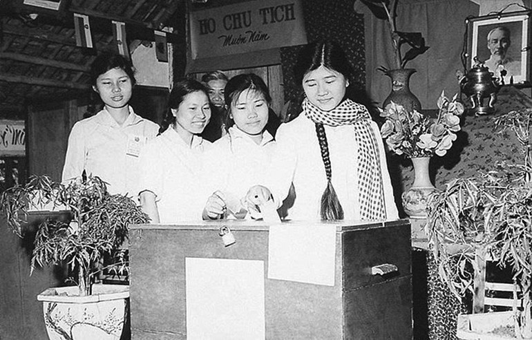 Jóvenes votantes que participan por primera vez en las elecciones parlamentarias en la ciudad de Hai Phong, abril de 1964.