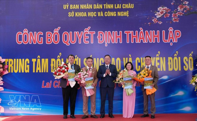 Duong Dinh Duc, director del Departamento de Ciencia y Tecnología de la provincia de Lai Chau, presentó la decisión que designa al líder del Centro de Innovación y Transformación Digital. (Fuente: VNA)