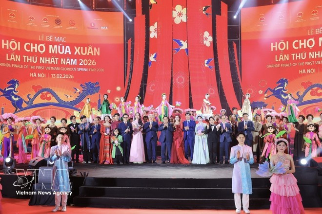 El primer ministro de Vietnam, Pham Minh Chinh, y los delegados en la ceremonia de clausura. Foto: VNA
