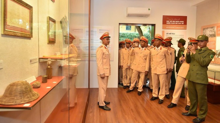 Los soldados visitan la exhibición temática “El Tío Ho con el Sur, el Sur con el Tío Ho”. Los soldados visitan la exhibición temática “El Tío Ho con el Sur, el Sur con el Tío Ho”.