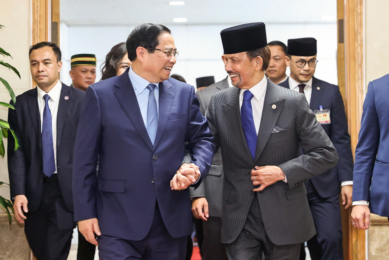 El premier de Vietnam, Pham Minh Chinh, y el sultán de Brunéi Darussalam, Haji Hassanal Bolkiah,
