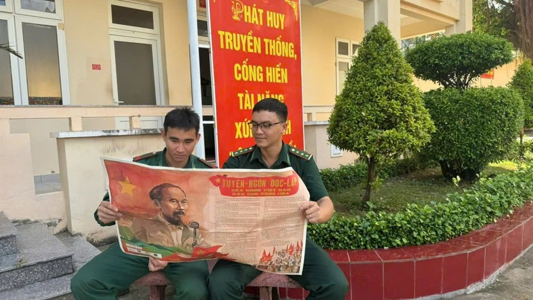 Los soldados expresan su emoción al leer el suplemento porque les ayuda a fortalecer su amor por la Patria y el orgullo nacional. Los soldados expresan su emoción al leer el suplemento porque les ayuda a fortalecer su amor por la Patria y el orgullo nacional.