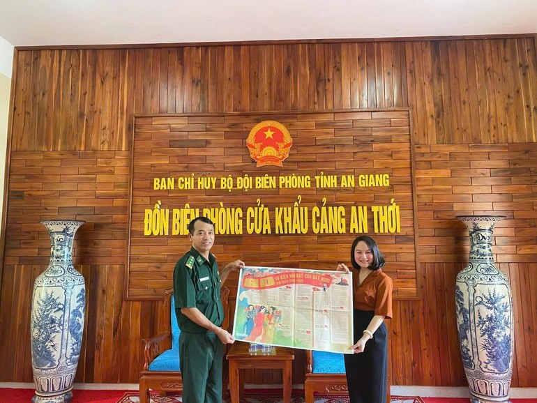 El teniente coronel Luu Quang Muoi, comisario político de la estación de guardia fronteriza, recibe el suplemento del periódico Nhan Dan publicado en ocasión del 80º aniversario de la Revolución de Agosto y el Día Nacional. El teniente coronel Luu Quang Muoi, comisario político de la estación de guardia fronteriza, recibe el suplemento del periódico Nhan Dan publicado en ocasión del 80º aniversario de la Revolución de Agosto y el Día Nacional.