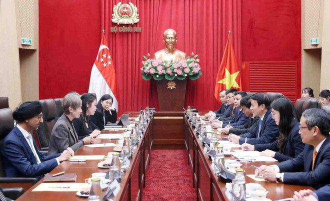 El general Luong Tam Quang, miembro del Buró Político del Partido Comunista de Vietnam (PCV) y ministro de Seguridad Pública, en diálogo con Josephine Teo, ministra de Desarrollo Digital e Información de Singapur (Foto: VNA)