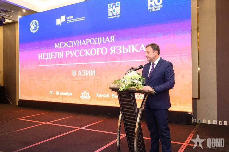 El subdirector de Rossotrudnichestvo, Pavel Anatolyevich Shevtsov, habla en la ceremonia.