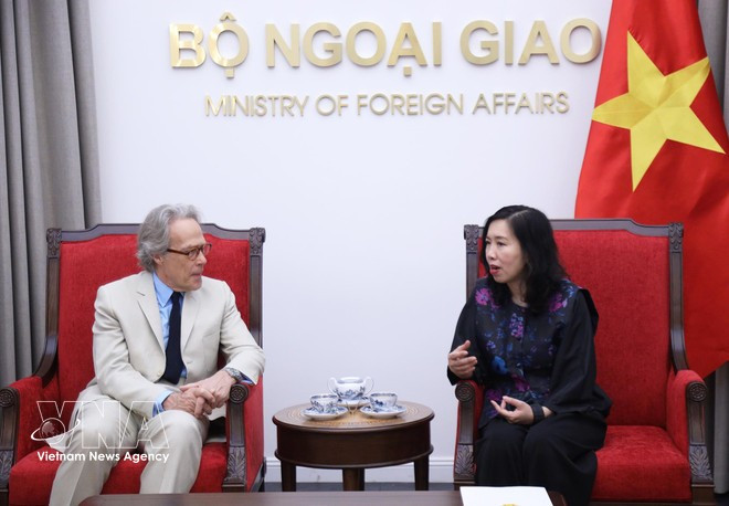 Viceministra de Relaciones Exteriores recibe al Duque de Richmond en visita a Vietnam. (Foto: VNA)