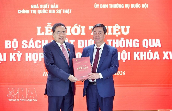 El director y editor jefe de la editorial Su That, Vu Trong Lam, entrega obsequio al presidente de la Asamblea Nacional de Vietnam, Tran Thanh Man. (Foto: VNA)
