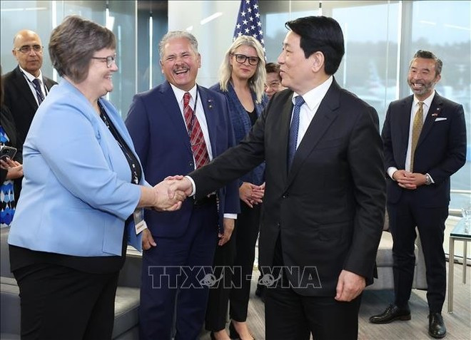 El presidente de Vietnam, Luong Cuong, y legisladores del estado de Oregón. (Fuente: VNA) El presidente de Vietnam, Luong Cuong, y legisladores del estado de Oregón. (Fuente: VNA)