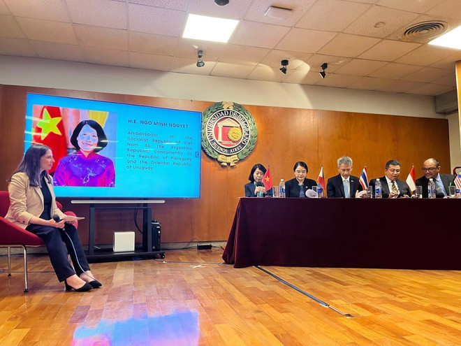 La embajadora de Vietnam en Argentina, Ngo Minh Nguyet, habla en el evento. (Fuente: VNA) La embajadora de Vietnam en Argentina, Ngo Minh Nguyet, habla en el evento. (Fuente: VNA)