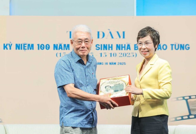 La directora general de VNA, Vu Viet Trang (derecha), entrega un obsequio a un representante de la familia del periodista Dao Tung. (Foto: VNA)