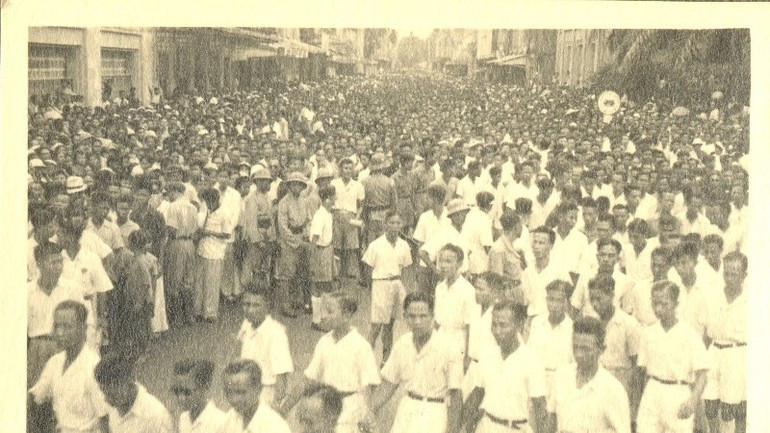 El 17 de agosto de 1945, la manifestación organizada por la Asociación General de Funcionarios en apoyo al Gobierno de Tran Trong Kim se transformó en una demostración de fuerza del Viet Minh que dio inicio al levantamiento. El 17 de agosto de 1945, la manifestación organizada por la Asociación General de Funcionarios en apoyo al Gobierno de Tran Trong Kim se transformó en una demostración de fuerza del Viet Minh que dio inicio al levantamiento.