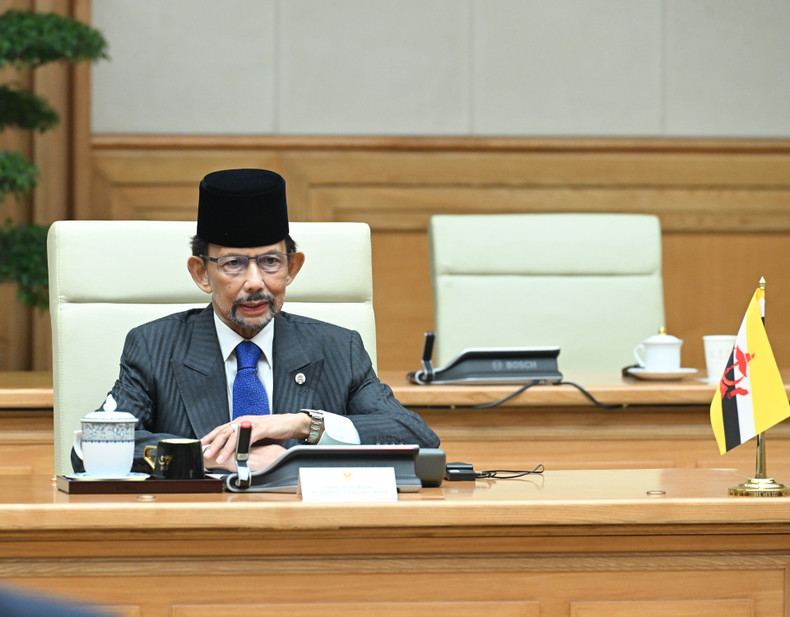 El sultán de Brunéi Darussalam, Haji Hassanal Bolkiah, toma la palabra en la cita.