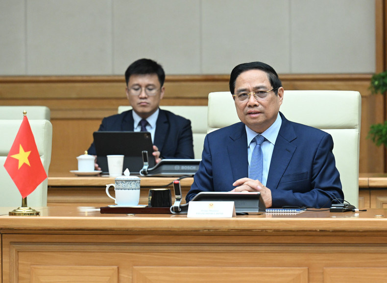 El premier Pham Minh Chinh toma la palabra en la cita.