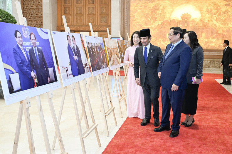 Los dos dirigentes visitan una exposición fotográfica sobre las relaciones bilaterales.
