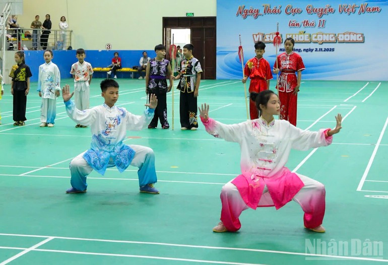 Actuaciones de qigong, abanico y formas de taichí a cargo de los representantes de 31 clubes participantes.