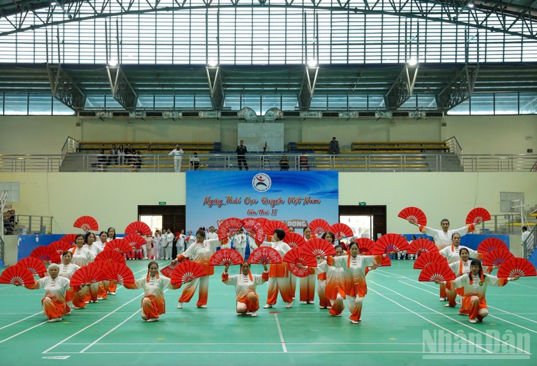Las exhibiciones de qigong, abanicos y taichí, presentadas por los mismos 31 clubes, contribuyen a difundir el mensaje de equilibrio y vitalidad que inspira el Día del Taichí de Vietnam.