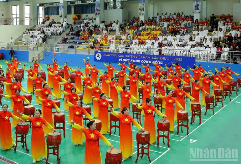 El toque de tambores ceremoniales inaugura la segunda edición del Día del Taichí de Vietnam.