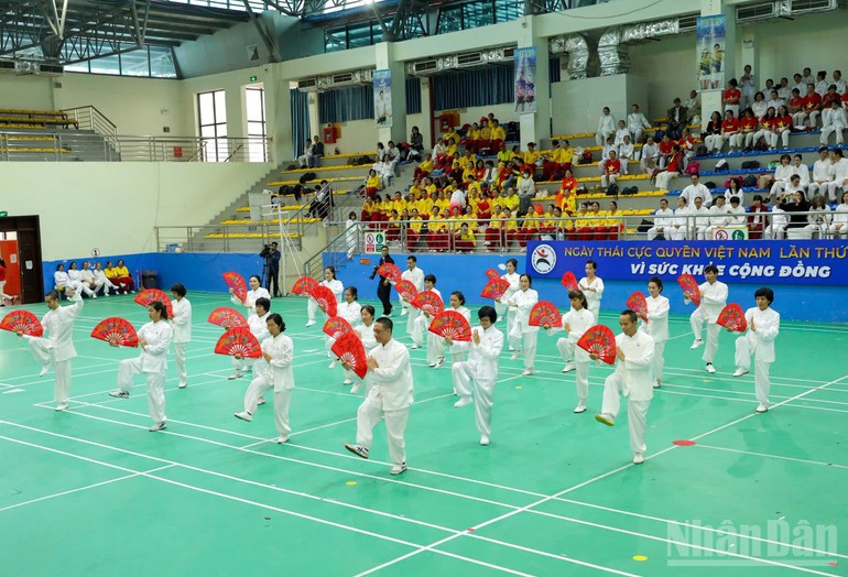 El taichí no es solo un arte marcial lleno de valores espirituales, sino también tiene efectos extraordinarios en el fortalecimiento de la salud, la prevención de enfermedades y la armonía entre cuerpo y mente.