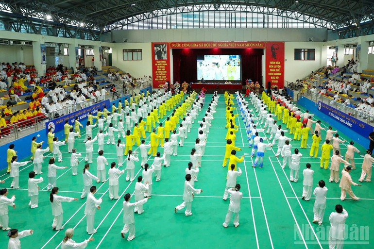 Una actuación colectiva del Taichí de 24 formas, con la participación de 600 deportistas.