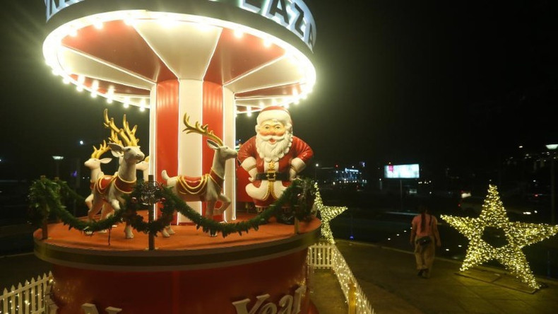 Así se vive la Navidad en un centro comercial de Yangon, Myanmar.