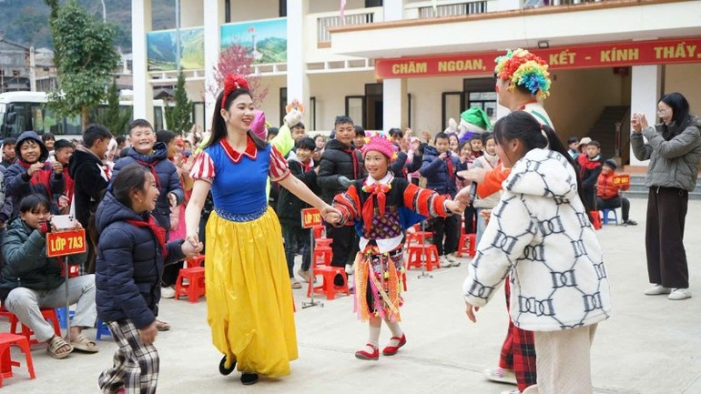 Los estudiantes participan en las actuaciones con los artistas y actores del Teatro.