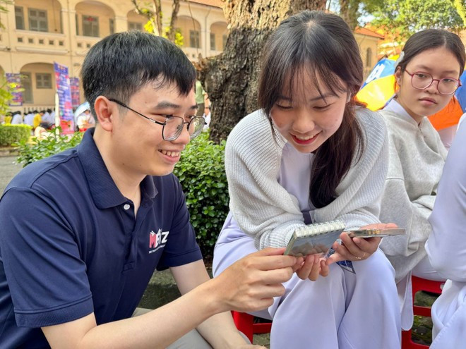Enseñando a los estudiantes a descargar e instalar aplicaciones antifraude en redes sociales. (Fuente: baotintuc.vn) Enseñando a los estudiantes a descargar e instalar aplicaciones antifraude en redes sociales. (Fuente: baotintuc.vn)