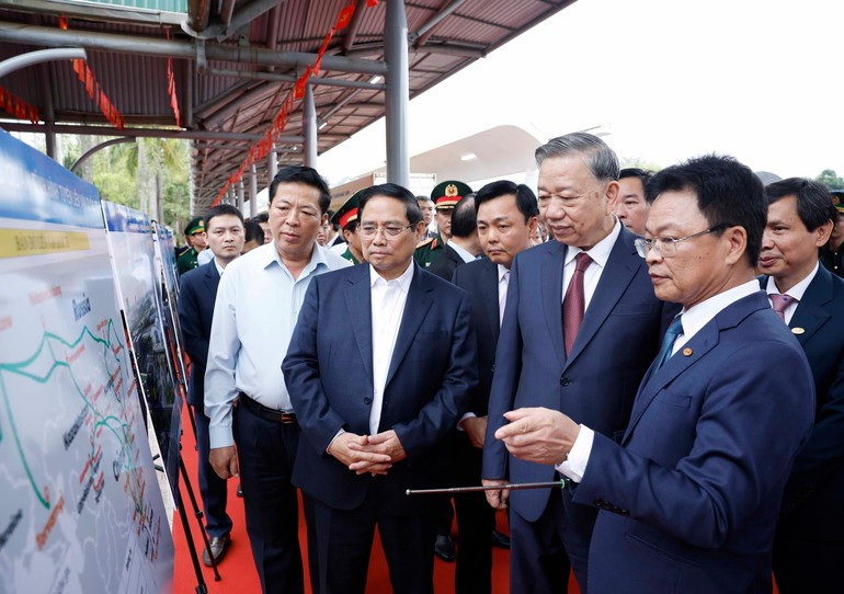 El secretario general del Partido Comunista de Vietnam, To Lam, el primer ministro Pham Minh Chinh y altos dirigentes, inspeccionan la estación de Dong Dang, en la provincia norteña de Lang Son (Foto: VNA)