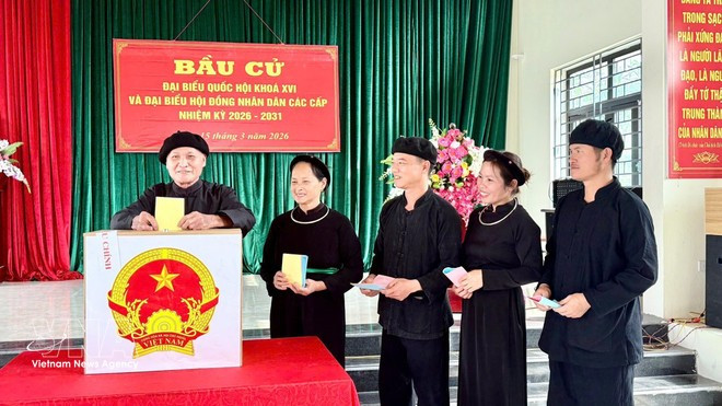 Los pobladores de la minoría étnica Tay de la aldea de Na O, comuna de An Lac, provincia de Bac Ninh, participan en las elecciones. (Foto: VNA)