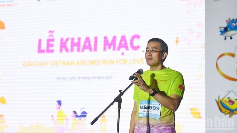 El presidente del Consejo de Administración de Vietnam Airlines, Dang Ngoc Hoa, pronuncia el discurso de apertura del evento. El presidente del Consejo de Administración de Vietnam Airlines, Dang Ngoc Hoa, pronuncia el discurso de apertura del evento.