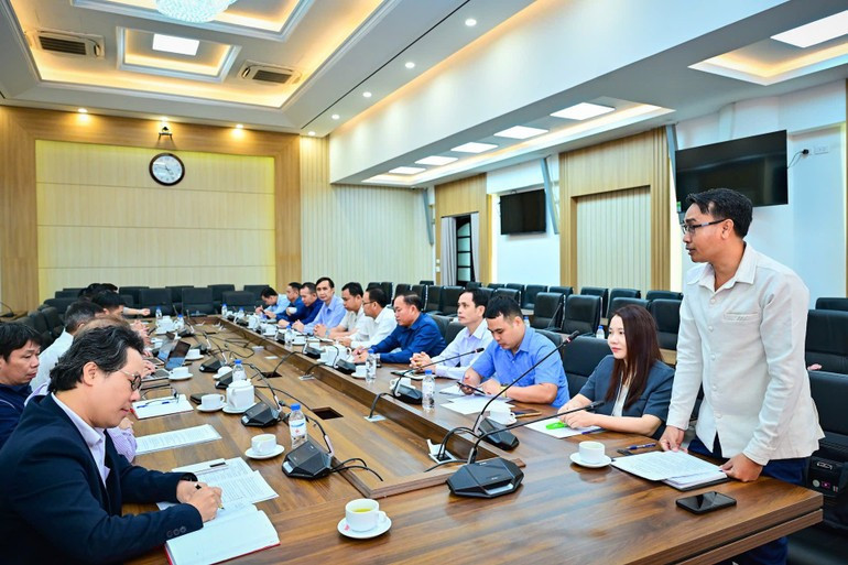 El subdirector del Departamento de Comunicación y Entrenamiento del Comité del Partido en la provincia laosiana de Salavan, Peng Latkhamphoumy. El subdirector del Departamento de Comunicación y Entrenamiento del Comité del Partido en la provincia laosiana de Salavan, Peng Latkhamphoumy.