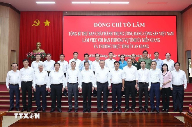 El secretario general del Partido Comunista de Vietnam, To Lam, y delegados. (Fuente: VNA) El secretario general del Partido Comunista de Vietnam, To Lam, y delegados. (Fuente: VNA)