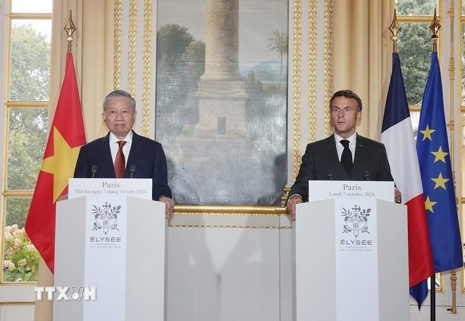 El secretario general del Partido Comunista y presidente de Vietnam, To Lam, y el presidente francés, Emmanuel Macron, en una conferencia de prensa conjunta después de que Vietnam y Francia elevaron sus relaciones a la asociación estratégica integral (7 de octubre de 2024). (Foto: VNA) El secretario general del Partido Comunista y presidente de Vietnam, To Lam, y el presidente francés, Emmanuel Macron, en una conferencia de prensa conjunta después de que Vietnam y Francia elevaron sus relaciones a la asociación estratégica integral (7 de octubre de 2024). (Foto: VNA)