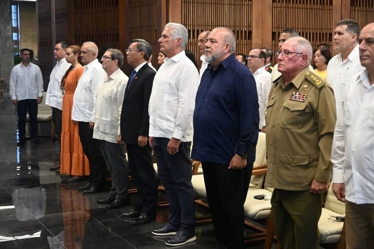 Los asistentes saludan a las banderas de Vietnam y Cuba. Los asistentes saludan a las banderas de Vietnam y Cuba.
