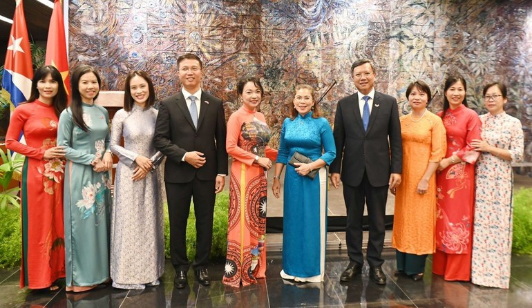 Personal de la Embajada de Vietnam en Cuba asiste a la ceremonia. Personal de la Embajada de Vietnam en Cuba asiste a la ceremonia.