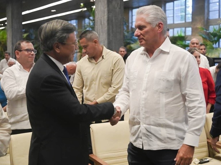 El presidente de Cuba, Miguel Díaz-Canel Bermúdez saluda al embajador vietnamita en La Habana, Le Quang Long. El presidente de Cuba, Miguel Díaz-Canel Bermúdez saluda al embajador vietnamita en La Habana, Le Quang Long.