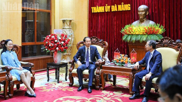 El embajador de China en Vietnam, He Wei, habla en la cita. El embajador de China en Vietnam, He Wei, habla en la cita.
