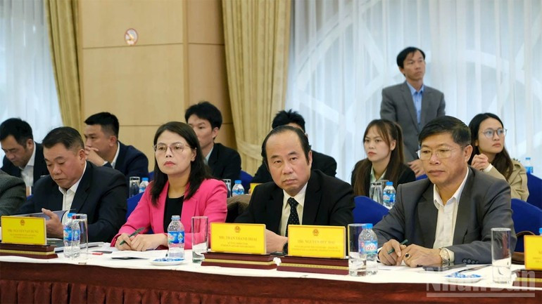 Representantes de los servicios y sectores de la provincia de Lam Dong acuden al evento.