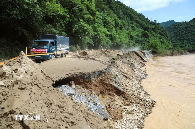 Nghe An: El sistema de terraplenes, taludes, barreras y corredores de defensa blanda de la Carretera 7 resultó gravemente dañado y deformado por la inundación del río Lam. (Foto: VNA) Nghe An: El sistema de terraplenes, taludes, barreras y corredores de defensa blanda de la Carretera 7 resultó gravemente dañado y deformado por la inundación del río Lam. (Foto: VNA)