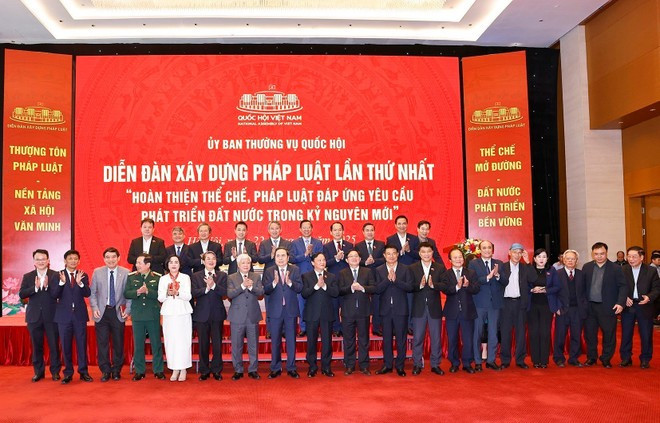 El presidente de la Asamblea Nacional, Tran Thanh Man, y los delegados en el Foro sobre la Elaboración de las Leyes (Foto: VNA)
