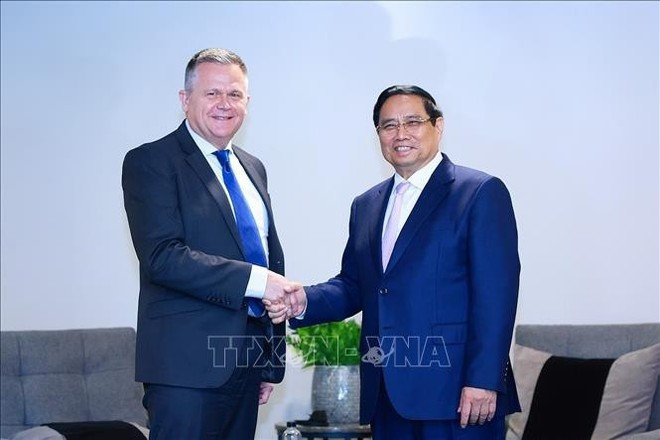 El primer ministro de Vietnam, Pham Minh Chinh, y De Villiers Engelbrecht, director ejecutivo de la aerolínea Airlink. (Foto: VNA)