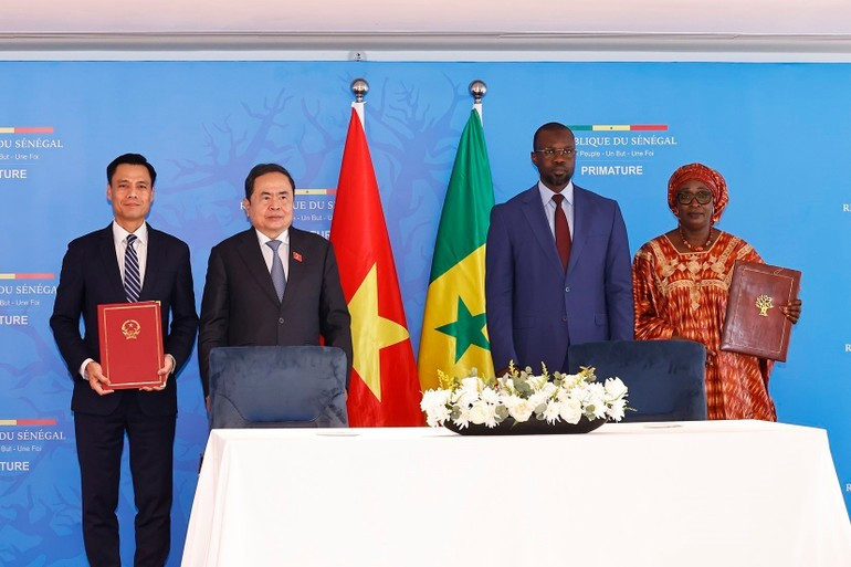 El Ministerio de Relaciones Exteriores de Vietnam y el Ministerio de Integración Africana y de Asuntos Exteriores de Senegal firman un Memorando de Entendimiento de cooperación.