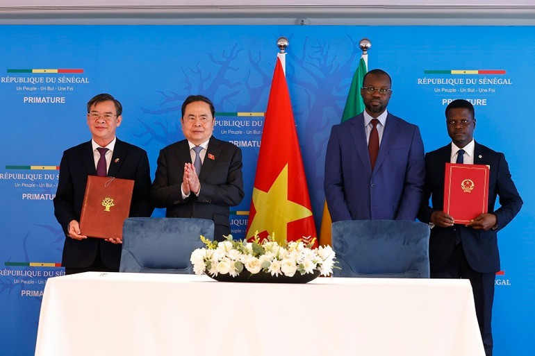 El intercambio de cartas de intención entre los líderes de la ciudad vietnamita de Can Tho y la ciudad senegalés de Ziguinchor para fomentar la amistad y la cooperación.