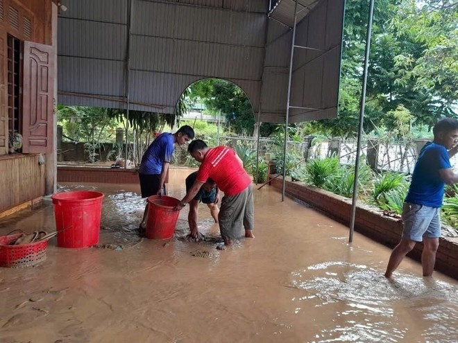 El personal de la Cruz Roja de Vietnam ayuda a los hogares afectados por las inundaciones tras la tormenta Wipha. (Foto: VNA) El personal de la Cruz Roja de Vietnam ayuda a los hogares afectados por las inundaciones tras la tormenta Wipha. (Foto: VNA)