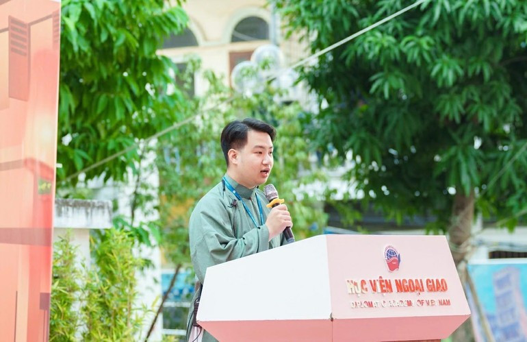 Pham Anh Duc, estudiante de la Facultad de Comunicación y Promoción Cultural para el Extranjero, habla en la cita.